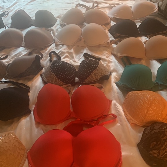 Victoria secret 34DD - Picture 2 of 4